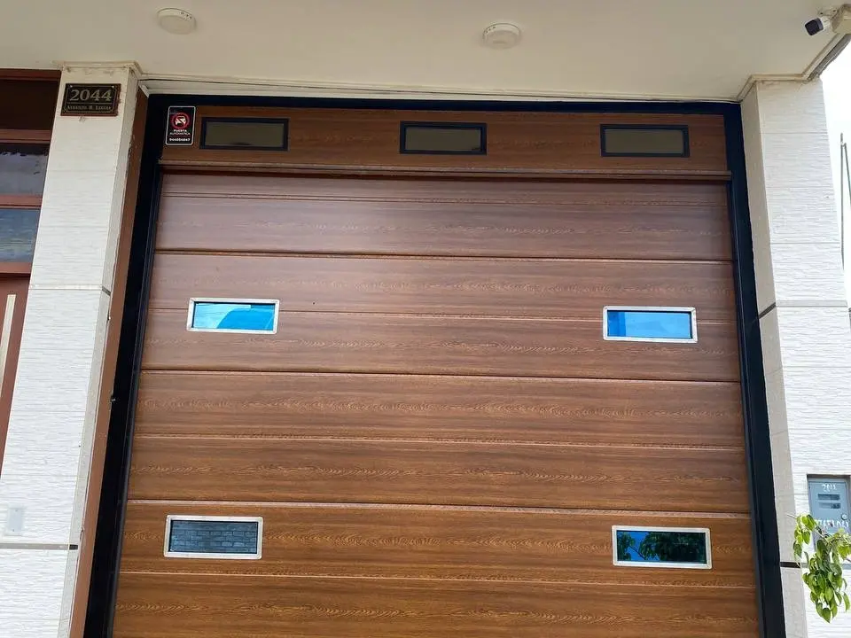 Puerta de cochera automática instalada por Puertas Magic en Huancayo