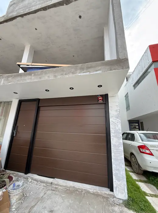Puerta seccional automatizada residencial en Huancayo