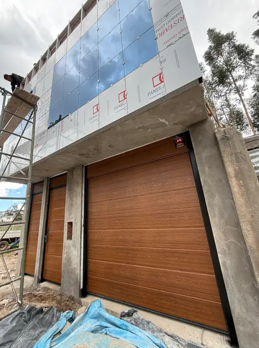 Portón automático de alto tráfico para condominio